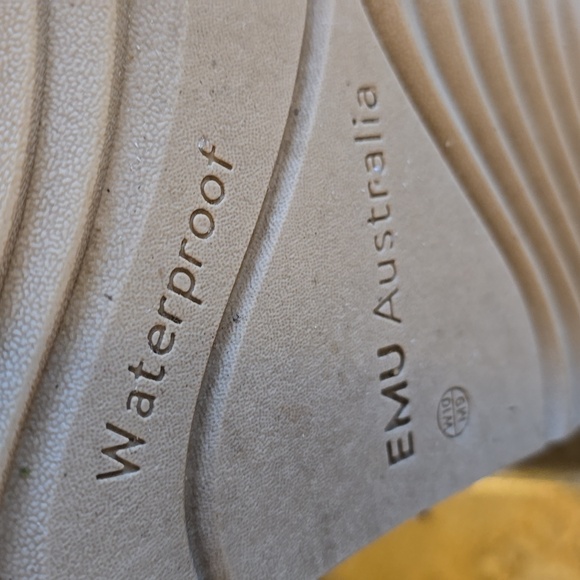 EMU Australia finest sheepskin lining - Picture 10 of 10